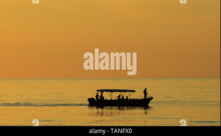 Un drammatico tramonto sul mare di Flores. Foto Stock