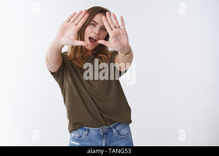 Ragazza sensazione pop-star imaging ventole stadio essendo ricco. Ritratto di bell'aspetto carismatico europeo affascinante woman dancing divertirsi cantando insieme Foto Stock