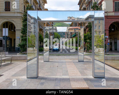 LA SPEZIA, Italia, 15 maggio 2019: piazza verde nel centro di La Spezia per la città con archi a specchio di Daniel Buren. Liguria. Cerca towarsd l'Arsenale. Foto Stock