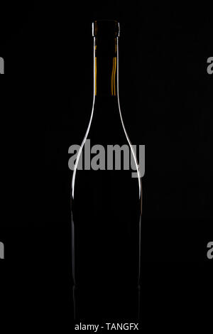 Isolato la bottiglia di vino su uno sfondo nero Foto Stock