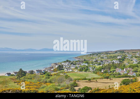 I campi e le case presso il villaggio di Gairloch sulle rive di Loch Gairloch, Wester Ross, Highlands della Scozia, in una giornata di sole. Foto Stock