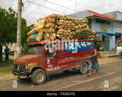 Sovraccarico jeep tradizionali (Jeepney), a Bohol island, Central Visayas, Filippine Foto Stock