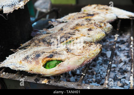 Close up di thai street food barbecue con Pesci salati sulla brace - Bangkok, Thailandia Foto Stock