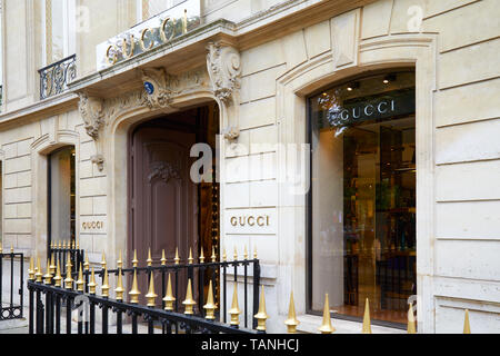 Parigi, Francia - 22 luglio 2017: Gucci fashion store di lusso ingresso in avenue Montaigne a Parigi, Francia. Foto Stock