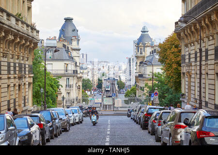 Parigi, Francia - 22 luglio 2017: Street a Parigi con la prospettiva, persone e escursioni a piedi o a cavallo ciclomotore in Francia Foto Stock