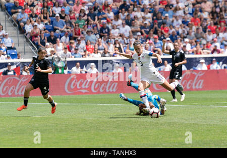 Harrison, NJ - Maggio 26, 2019: Carli Lloyd (10) DEGLI STATI UNITI D'AMERICA controlla la sfera durante la partita amichevole contro il Messico come preparazione per Womens World Cup sulla Red Bull Arena USA ha vinto 3 - 0 Foto Stock