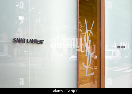 Parigi, Francia - 22 luglio 2017: Yves Saint Laurent fashion store di lusso a Parigi, Francia. Foto Stock