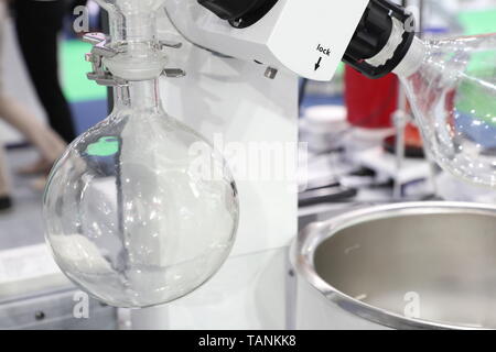 Un evaporatore rotativo in laboratorio chimico : per la rimozione di solventi da campioni Foto Stock