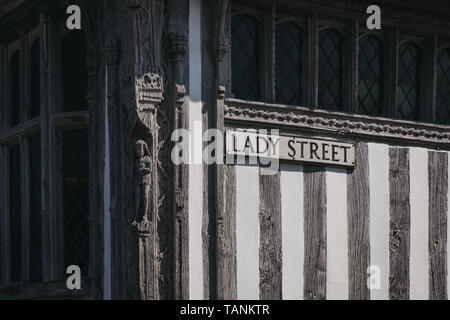 Signora Street nome sign su un angolo di un colore bianco e grigio casa in legno e muratura in Inghilterra, Regno Unito. Foto Stock