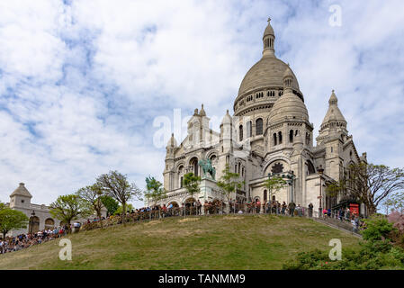 I turisti affollano dalla riga nella parte anteriore del Sacré-Coeur basilica in un giorno di primavera Foto Stock