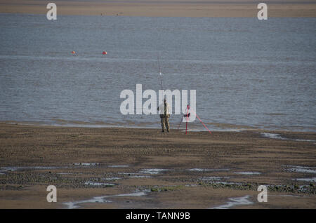 La pesca in estuario a Lytham. Foto Stock