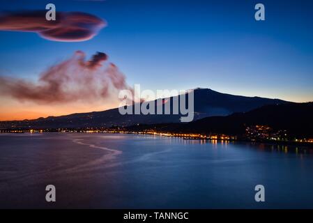 Epic eruzione dell'Etna. Una lunga esposizione seascape. Il flusso di lava sull'oceano Foto Stock