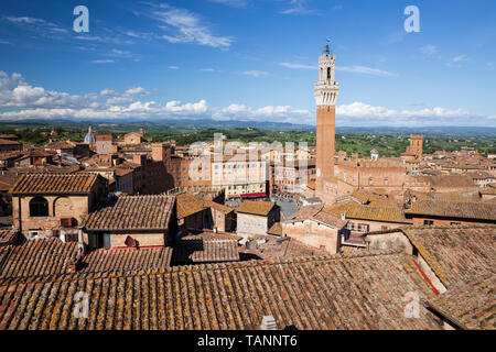 Vista del Pubblico Palazzo torre e tetti dal panorama dal Facciatone del Duomo di Siena, Siena, in provincia di Siena, Toscana, Italia, Europa Foto Stock
