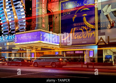 La città di New York, Stati Uniti - Ottobre 25, 2016: vista notturna con traffico sentieri di luce del New Amsterdam Theater mostra Disney Aladdin musica Foto Stock