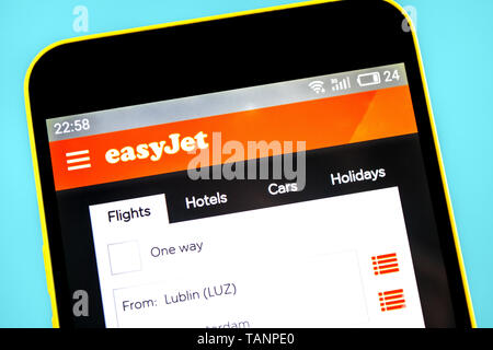 Berdyansk, Ucraina - 24 Maggio 2019: EasyJet airline website homepage. Logo EasyJet visibile sullo schermo del telefono. Foto Stock