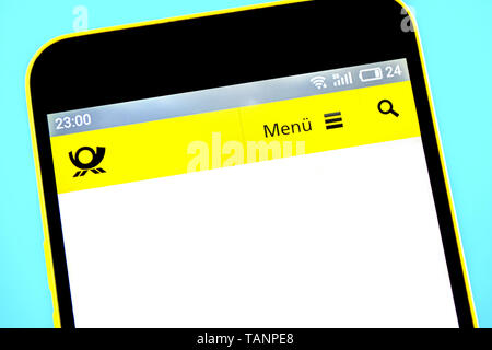 Berdyansk, Ucraina - 24 Maggio 2019: Deutsche Post courier website homepage. Deutsche Post logo visibile sullo schermo del telefono. Foto Stock