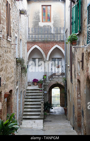 Strada stretta nel villaggio di collina di Castelmuzio, Castelmuzio, in provincia di Siena, Toscana, Italia, Europa Foto Stock