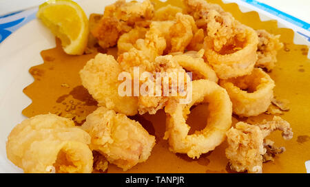 Calamari fritti o fritto di calamari. Calamari fritti è un piatto preparato con i calamari o i calamari, tipico dell'Italia. Cucina italiana Foto Stock