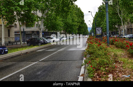 Torino, Piemonte, Italia. Maggio 2019. Il punto di vista della Basilica di Superga. Da corso Francia, sullo sfondo lo sguardo cade sulla silhouette di Foto Stock