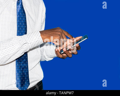 Giovani indiani business man facendo clic premendo il pulsante sul telefono cellulare blu su sfondo colorato. Per contattare il servizio di assistenza clienti di tecnologia intellig artificiale Foto Stock