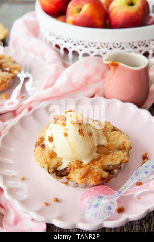 Peach sbriciolerà a la modalità, con una pallina di gelato alla vaniglia Foto Stock
