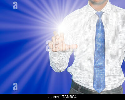 Giovani indiani business man facendo clic premendo il pulsante su schermo virtuale con raggio di luce blu su sfondo colorato. Per contattare il servizio di assistenza clienti di tecnologia ar Foto Stock