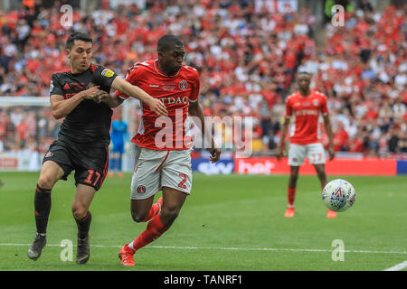 26 Maggio 2019 , lo stadio di Wembley a Londra, Inghilterra ; Sky scommessa League 1 finale di spareggio , Charlton Athletic vs Sunderland ; Anfernee Dijksteel (02) di Charlton tiene fuori Morgan Lewis (17) di Sunderland Credito: Mark Cosgrove/News immagini English Football League immagini sono soggette a licenza DataCo Foto Stock