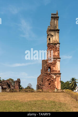 Torre di diruta chiesa di Sant'Agostino, Old Goa, India Foto Stock