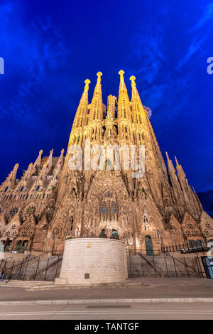 Vista notturna della facciata della Natività, Sagrada Familia basilica chiesa, Barcellona, in Catalogna, Spagna Foto Stock