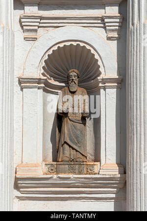 Apostolo statua in una nicchia della facciata di San Gaetano Chiesa Vecchia Goa, India Foto Stock