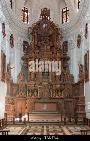 Altare dedicato alla Madonna della Provvidenza, San Gaetano Chiesa Vecchia Goa, India Foto Stock