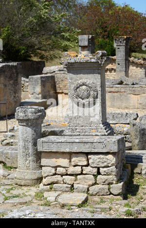 Roman Votif altare in antica città romana di Glanum Saint-Rémy-de-Provence Provence Francia Foto Stock