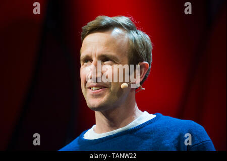 Robert Macfarlane British scrittore di viaggi parlando sul palco al Festival di Fieno Hay-on-Wye Powys Wales UK Foto Stock