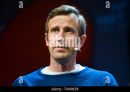 Robert Macfarlane British scrittore di viaggi parlando sul palco al Festival di Fieno Hay-on-Wye Powys Wales UK Foto Stock