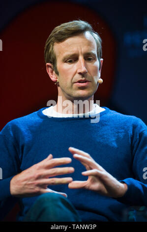 Robert Macfarlane British scrittore di viaggi parlando sul palco al Festival di Fieno Hay-on-Wye Powys Wales UK Foto Stock