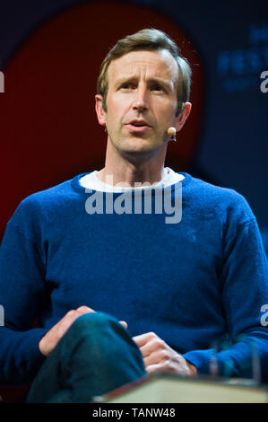 Robert Macfarlane British scrittore di viaggi parlando sul palco al Festival di Fieno Hay-on-Wye Powys Wales UK Foto Stock