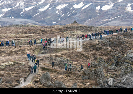 La folla di turisti a cascata Goðafoss, Nord Islanda. Il turismo di massa sta diventando un problema significativo anche in remoter parti del paese Foto Stock