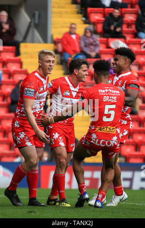 26 Maggio 2019 , Anfield Stadium, Liverpool, in Inghilterra; Dacia Magic Weekend, Betfred Super League Round 16, St Helens vs Castleford Tigers ; Lachlan Coote di Saint Helens celebra la sua prova a credito: Craig Milner/news immagini Foto Stock