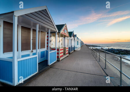 Bella spiaggia di capanne sul lungomare a Southwold sulla costa del Sussex Foto Stock