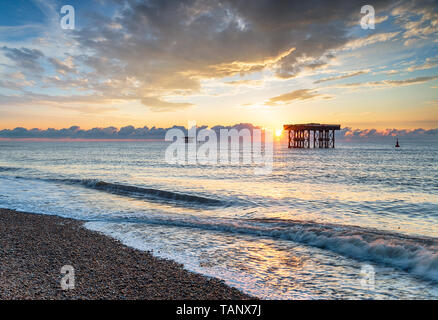 Sunrise a Sizewell spiaggia sulla costa di Suffolk Foto Stock