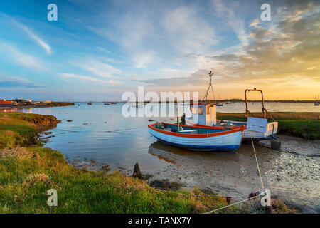 Barche da pesca a Slaughden Quay sulla bocca del fiume Alde a Aldeburgh sulla costa di Suffolk Foto Stock