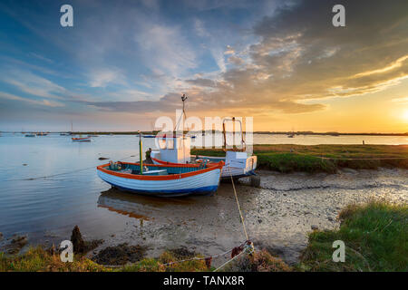 Tramonto su barche da pesca sulla foce del fiume Alde a Aldeburgh sulla costa di Suffolk Foto Stock