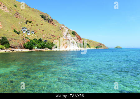 X Pirati camp su Sebayur Besar Island vicino a Labuan Bajo in Flores, Indonesia. Foto Stock