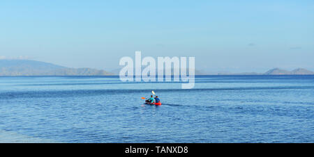 Kayak turistico da Sebayur Besar Island vicino a Labuan Bajo in Indonesia. Foto Stock