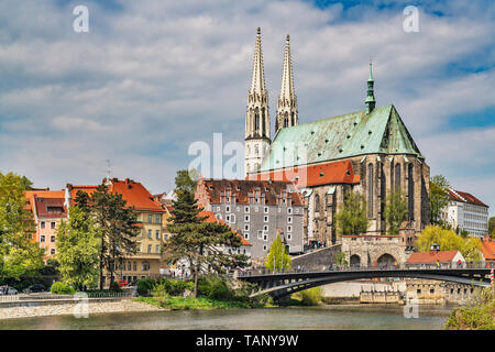 Vista sul fiume Neisse alla città vecchia di Goerlitz e la Peterskirche (St. Pietro), Goerlitz, in Sassonia, Germania, Europa Foto Stock