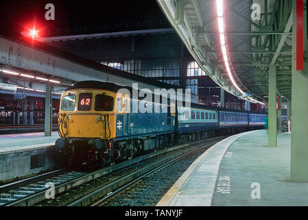 Una classe 33 Crompton locomotore numero porta 33114 British Rail corporate livrea blu e la sua pre TOPS numero di 6532 attende di partire con una rete sud-est "Network Express' service a Londra Waterloo. Il 10 gennaio 1992. Foto Stock