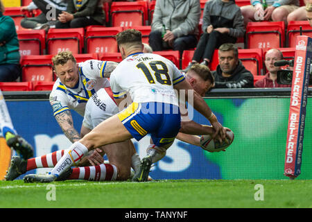 25 Maggio 2019 , Anfield Stadium, Liverpool, in Inghilterra; Dacia Magic Weekend, Betfred Super League Round 16, Wigan Warriors vs Warrington lupi ; Joe Burgess (5) di Wigan Warriors punteggi a provare a credito: Richard Long/news immagini Foto Stock