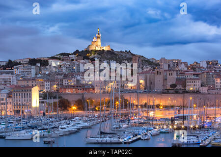 Porto Vecchio e la Cattedrale di Notre Dame, Marsiglia, Francia Foto Stock