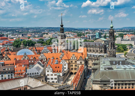 Vista la Hausmannsturm (Torre del Castello di Dresda, a sinistra) e la torre della cattedrale di Dresda, Sassonia, Germania, Europa Foto Stock