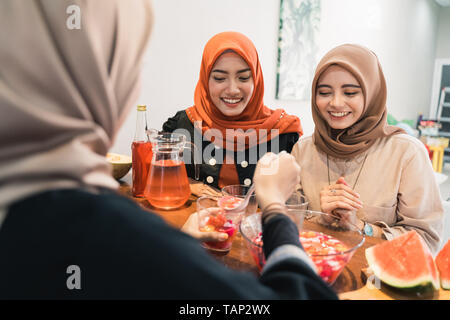 Il hijab come donne e amici la rottura rapida con bevande dolci Foto Stock